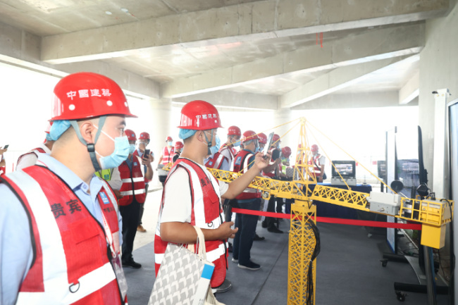 嘉賓參觀智慧工地展區。中建八局(廈門)公司供圖