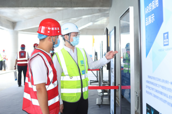 嘉賓參觀智慧工地展區。中建八局(廈門)公司供圖