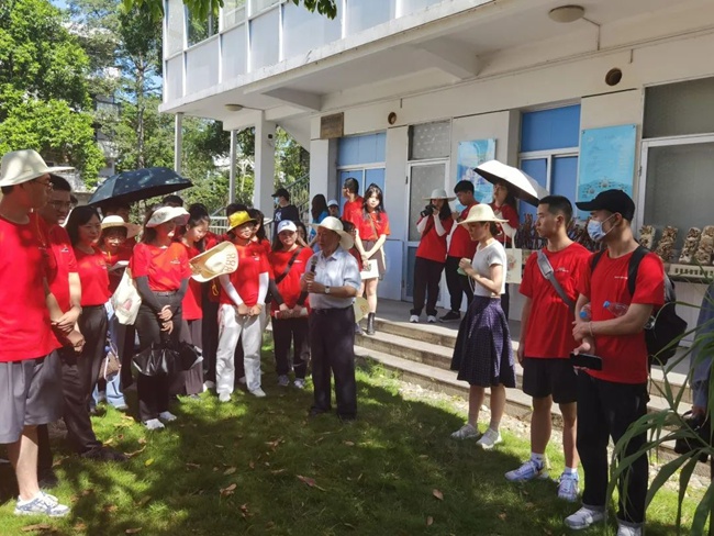 林佔熺為實踐隊員講解菌草知識