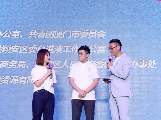 厦嶝创业运营管理有限公司总经理黄伟伦（中），厦门豪佳香餐饮有限公司经理张孟如（左）登台分享在翔安的创业经历。