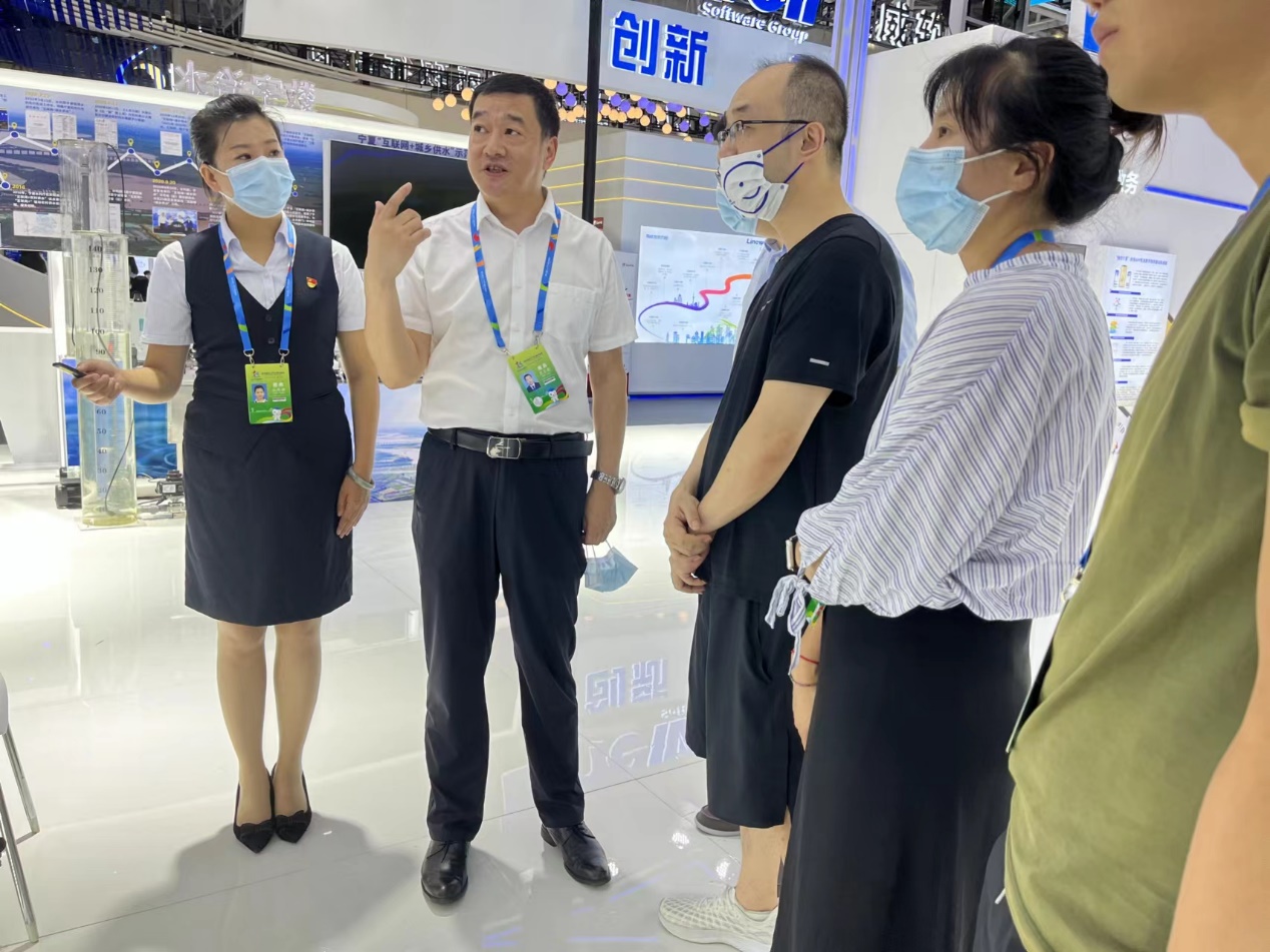寧夏人社廳信息數據管理中心主任花自榮（左二）為觀展群眾現場講解。寧夏人力資源和社會保障廳供圖