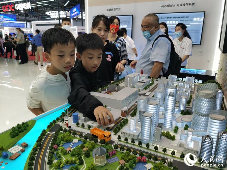第五屆數字中國建設成果展上，孩子們正在圍觀城市規劃模型。人民網 劉卿攝