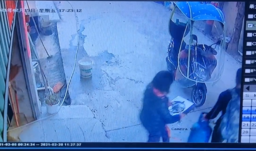 救火现场，监控视频拍下颜国庆帮村民转移液化气罐一幕。漳州市退役军人事务局供图