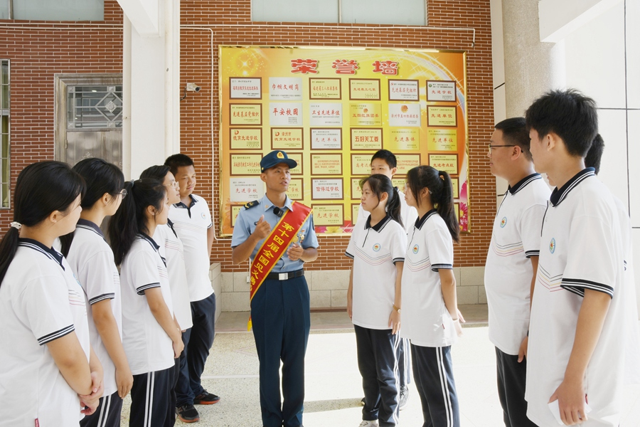 近日，颜国庆回到家乡漳州市，与学弟学妹交流。漳州市退役军人事务局供图
