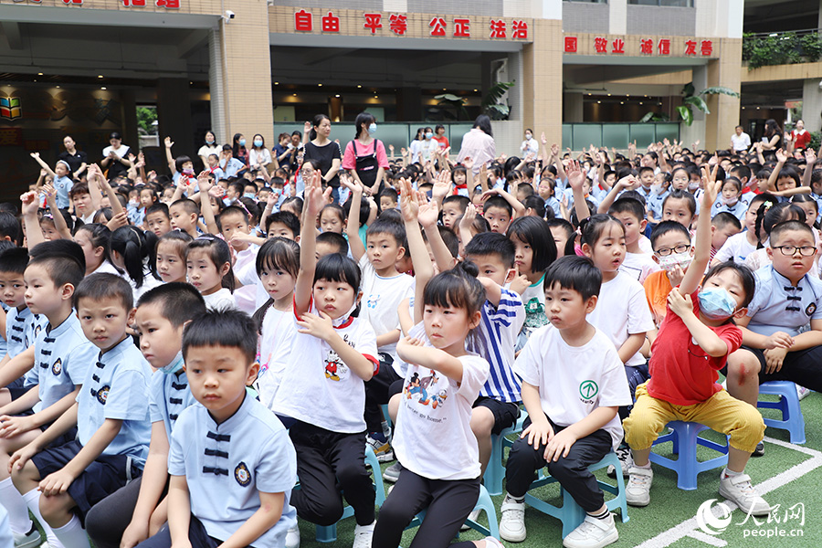 01小学生们正踊跃举手参与节水互动问答。人民网-陈永整摄