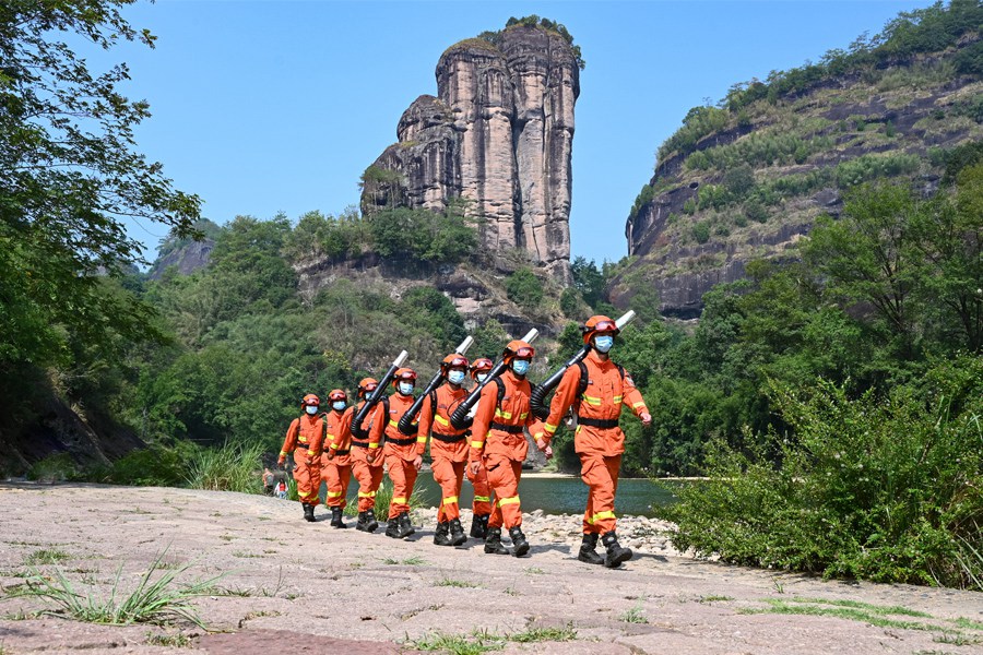 武夷山市森林消防大隊指戰員們在玉女峰景區開展防火專項行動。陳昊燊攝