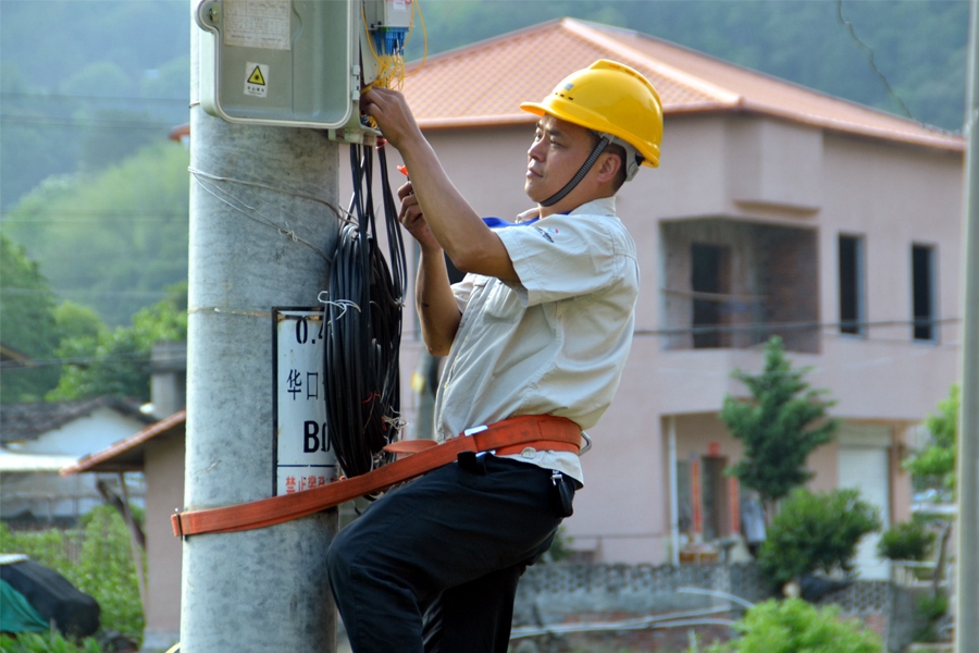 福建廣電網絡龍岩分公司漳平城郊站副站長王建新,正忙碌地進行戶外杆上作業,維護調修設備線路,以保障假日期間用戶們的收視通暢。福建廣電網絡集團供圖