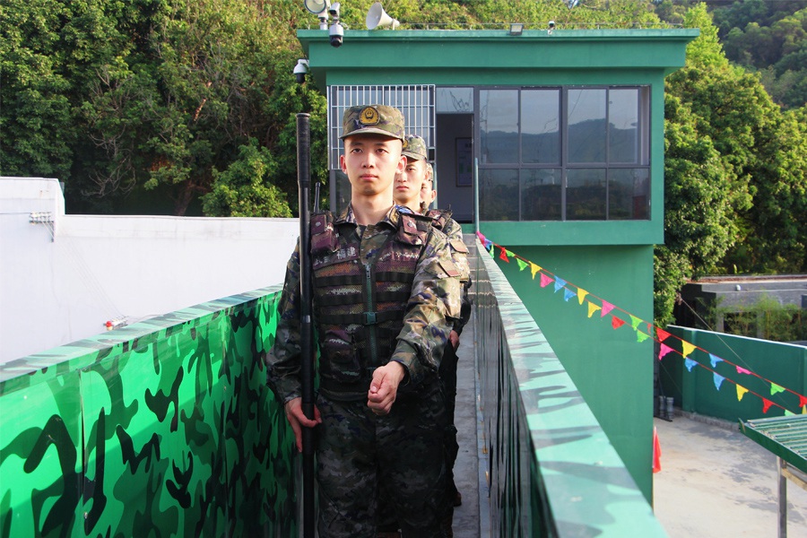 為確保駐地群眾度過祥和安寧的節日,武警福州支隊某中隊官兵針對可能發生的突發情況進行方案演練,有力保証節日期間的安全穩定。薛星攝