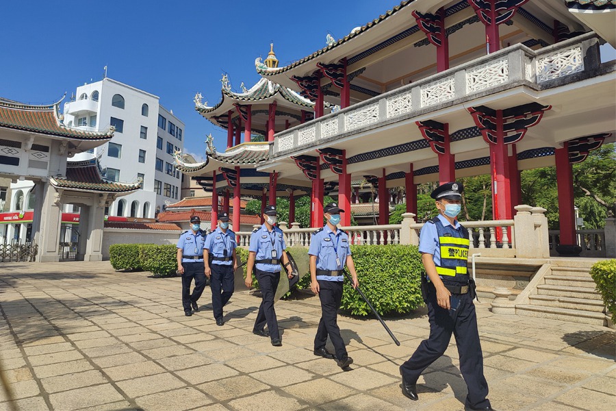 民警輔警在廈門集美區龍舟池附近、嘉庚紀念館及鰲園周邊巡邏。廈門市公安局集美分局供圖