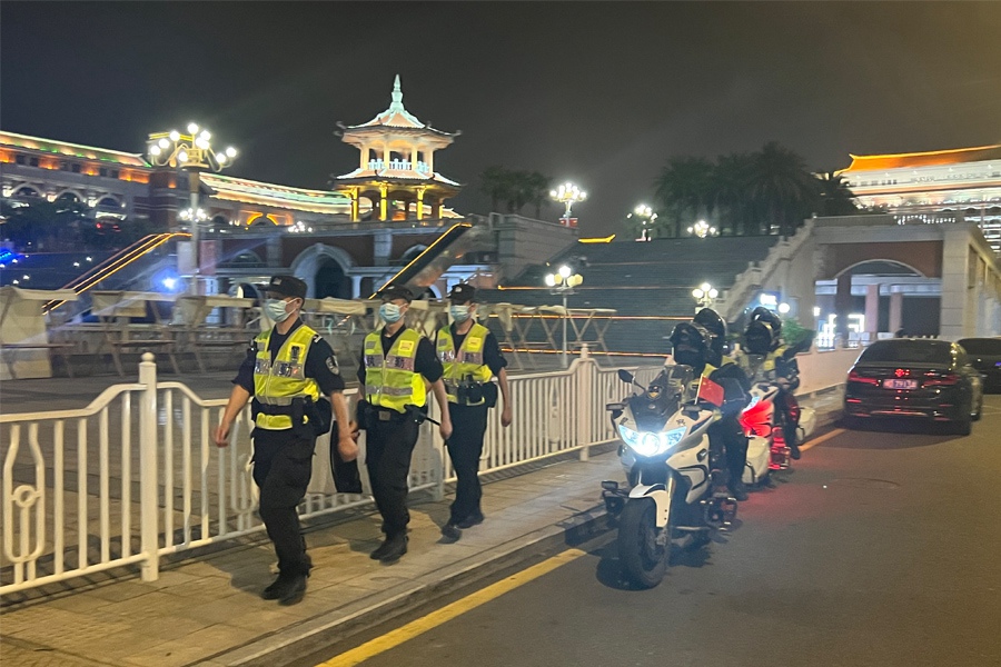 節日期間,廈門市公安局集美分局巡特警反恐大隊夜間巡邏。廈門市公安局集美分局供圖