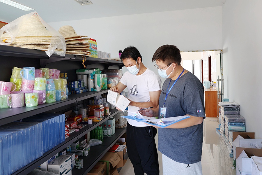 南平市鬆溪縣集中隔離點工作人員駐守在疫情防控一線,確保物資儲存充沛。范鑫琳攝
