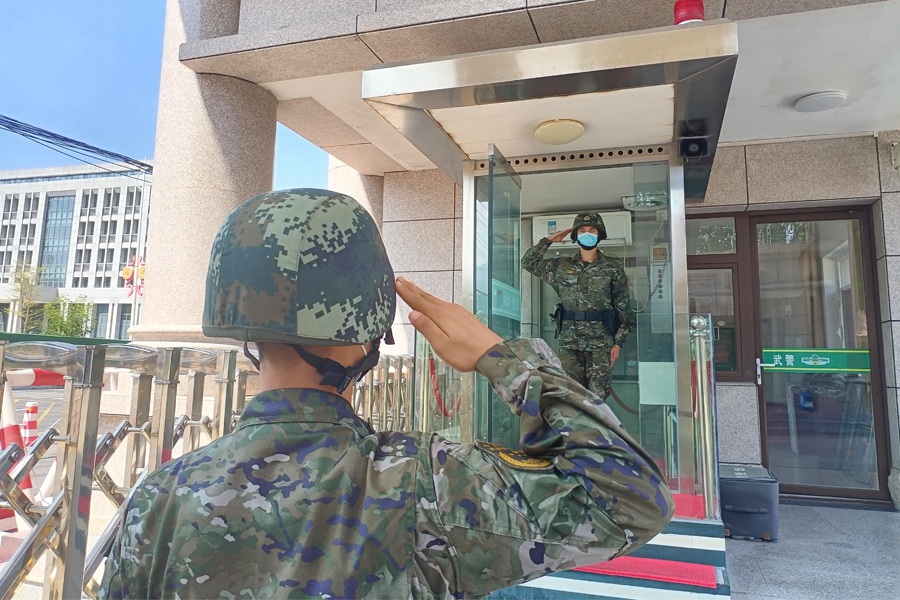 節日期間,武警第二機動總隊某支隊官兵堅守執勤崗位,時刻保持警惕,守護萬家燈火。江殊穩攝