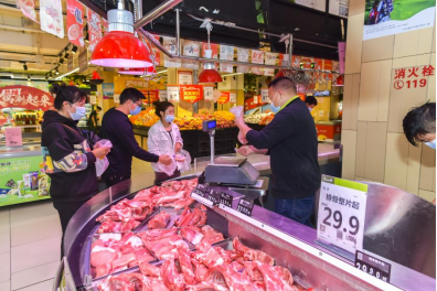 11月1日，永辉国棉超市内食品供应充足。陈暖摄