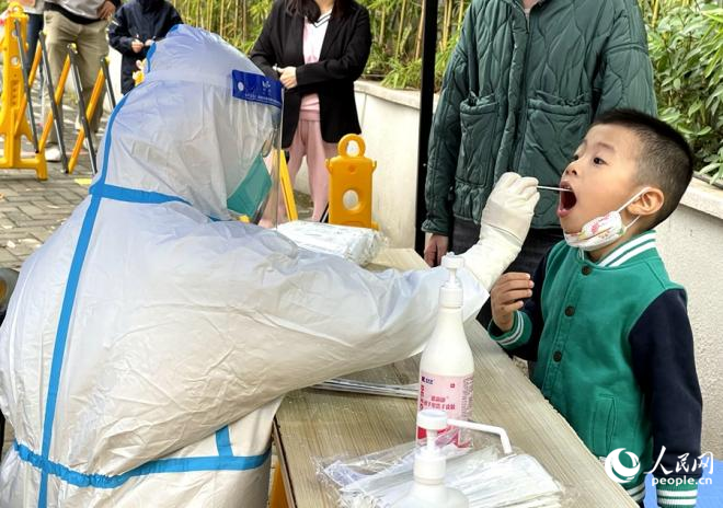 在福州一采样点，一名小孩正在接受核酸检测。人民网 陈蓝燕摄