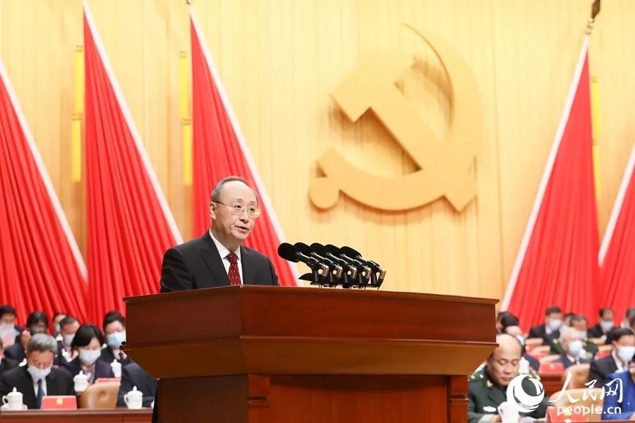 尹力代表中国共产党福建省第十届委员会向大会作报告。人民网 兰志飞摄