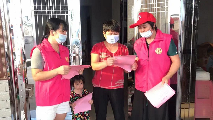 巾帼志愿者们协助流调，上门摸排。漳浦县妇联供图