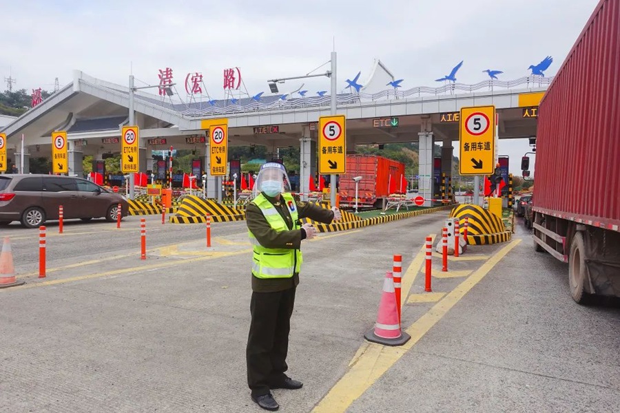 宏路收费站交通引导现场。曾强摄