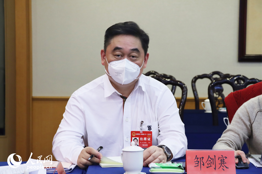 福建省人大代表，奥佳华智能健康科技集团股份有限公司董事长、总裁，福建省工商联兼职副主席邹剑寒。人民网 刘卿摄
