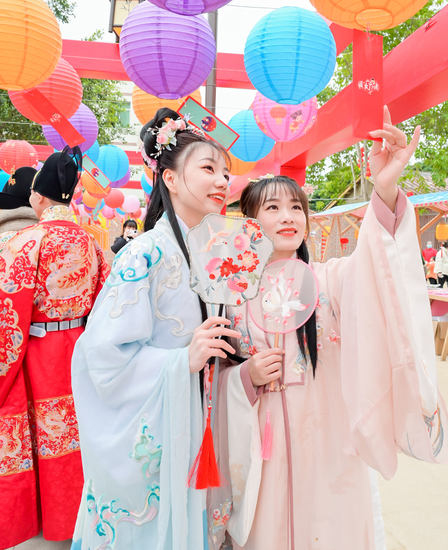 市民游客着汉服打卡古街古村。主办方供图