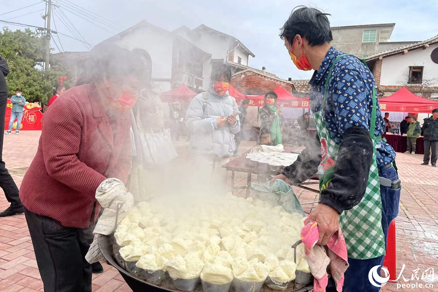 传统蒸糕新鲜出炉。人民网 林盈摄