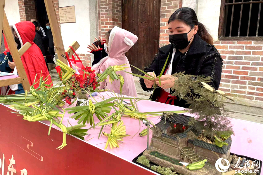 古街上摆摊的商贩。人民网 林盈摄