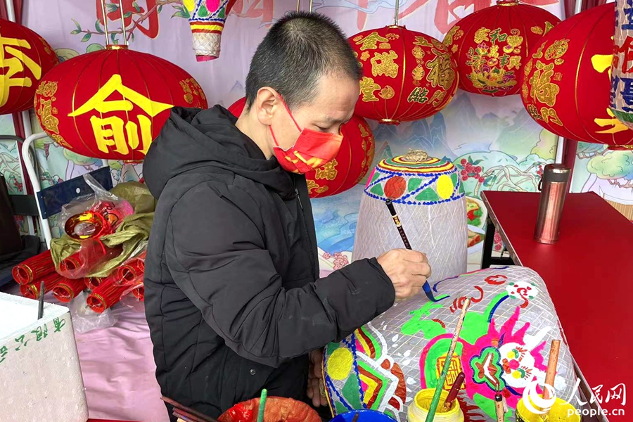 绘制非遗灯笼的传承人。人民网 林盈摄
