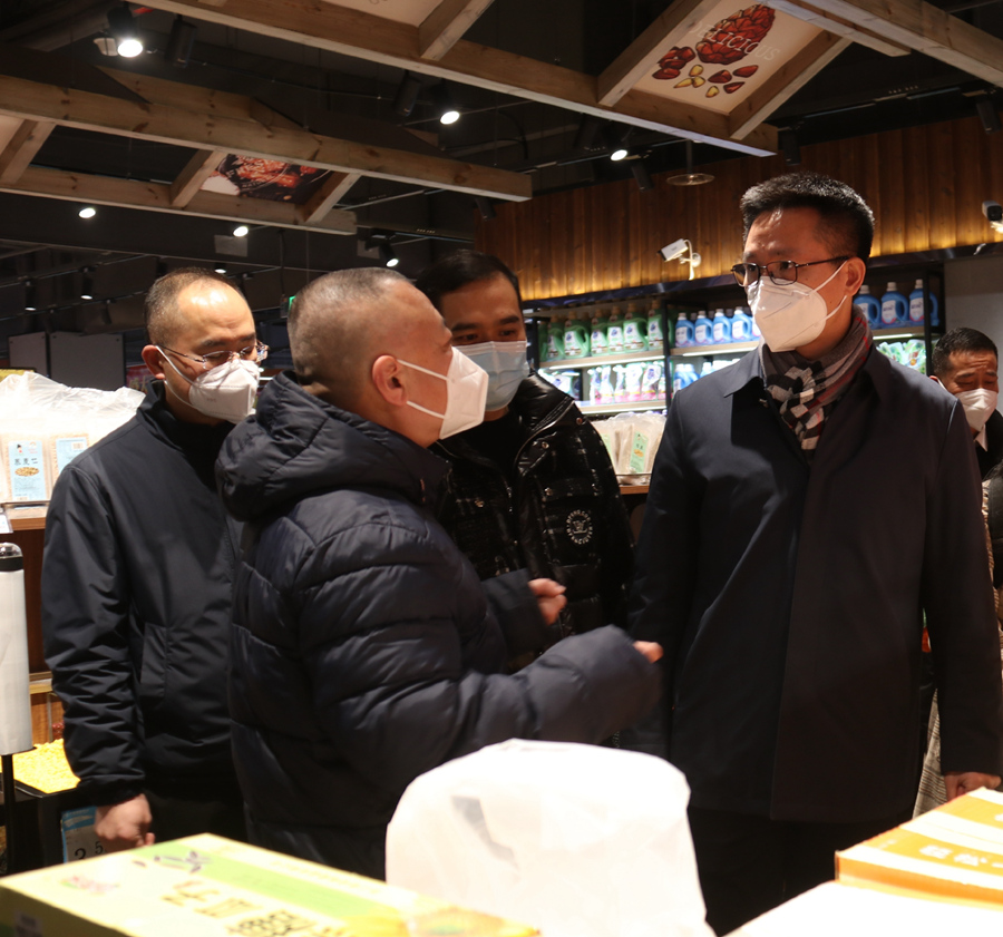 张晓容在华侨购物中心内一家开业不久的超市调研食品安全等。游艳摄