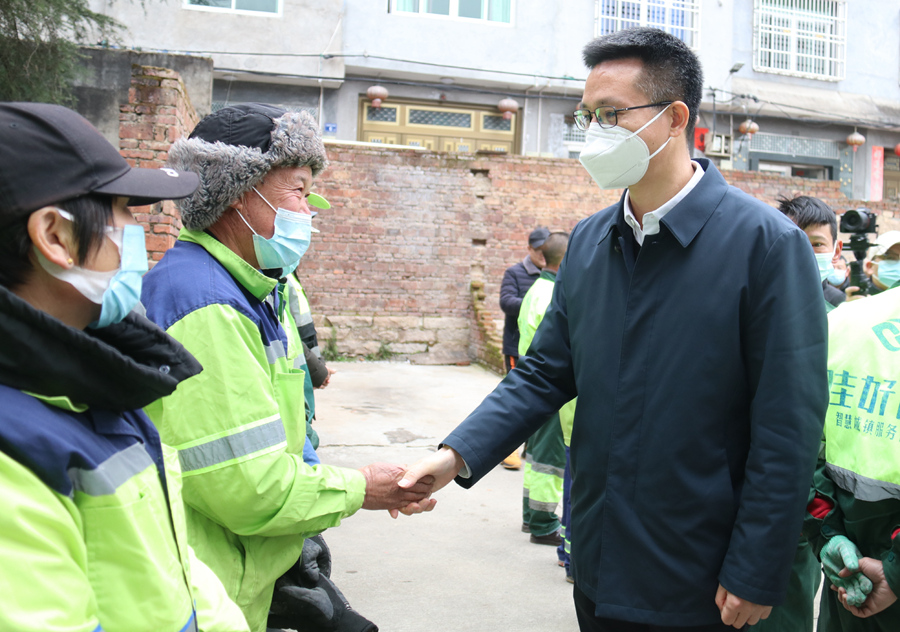 张晓容在柘荣县环卫处，与一线环卫工人亲切握手。游艳摄