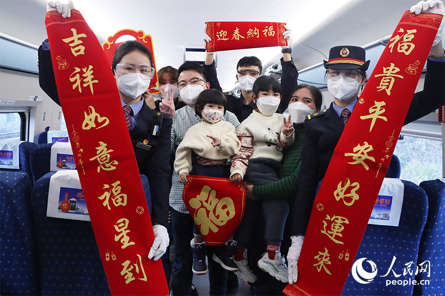 列车上的大合影。人民网 刘卿摄