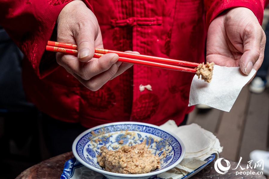 陈君凡将肉馅放入“燕皮”中。康磊摄
