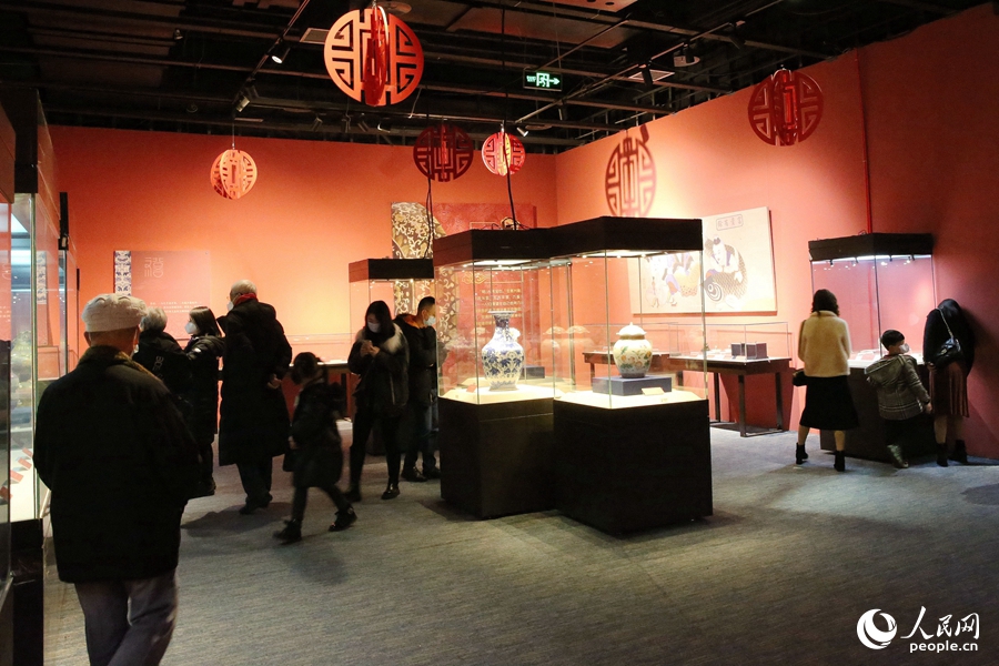 展览吸引了许多市民前来观看。黄梓淇摄