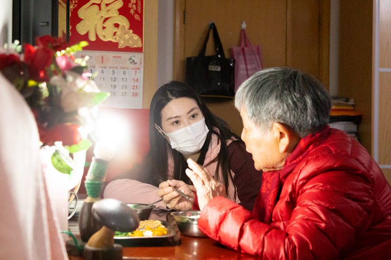 　1月19日，在福利院养老的刘小兰老人向记者“晒”幸福时光。康磊摄
