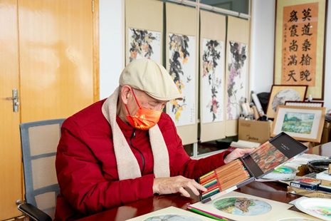 1月19日，高鹤鸣老人在福利院书画室展示作画用的彩铅。人民网记者 许维娜摄