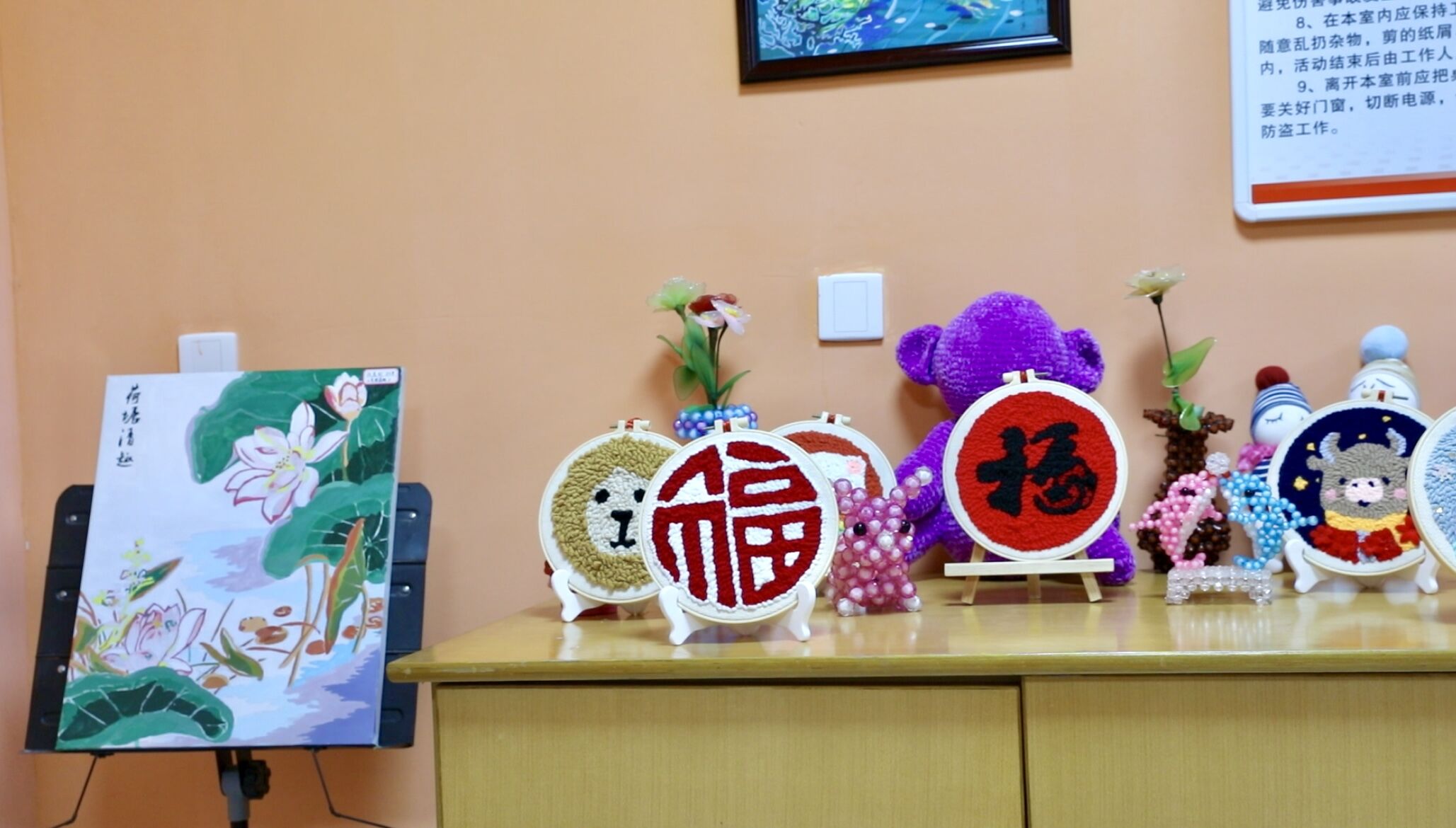 　老人们手工制作的新春饰品。人民网 钱嘉禾摄