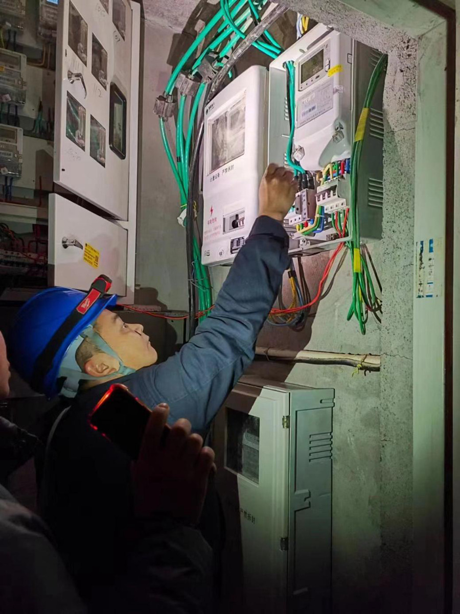 春节期间，宁化电网供电员正在处理居民断电问题。受访者供图
