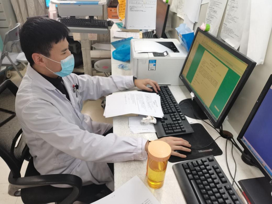 新春佳节，宁化县医生正在值班看病历。受访者供图