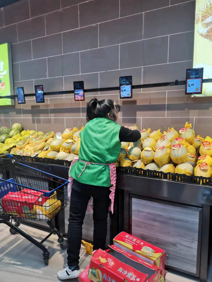 春节期间，超市工作人员正在上货，保证年货供应。受访者供图