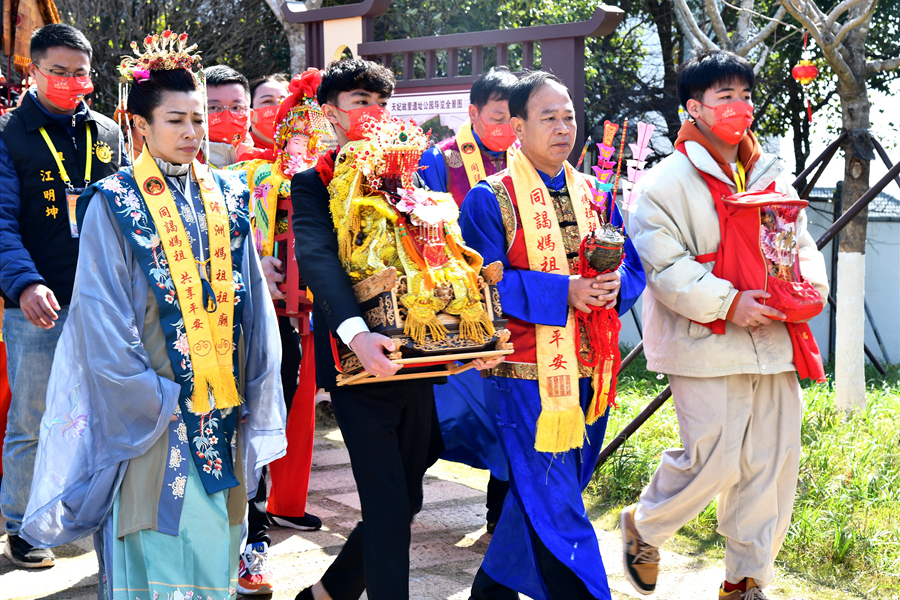 两岸同胞祈福游春。湄洲妈祖祖庙供图