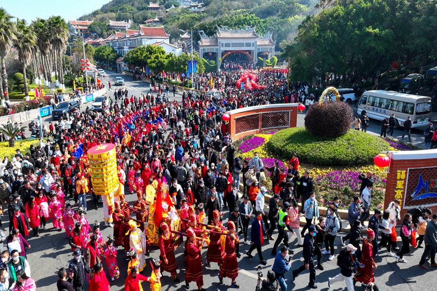 妈祖敬仰者夹道恭迎妈祖金身。湄洲妈祖祖庙供图