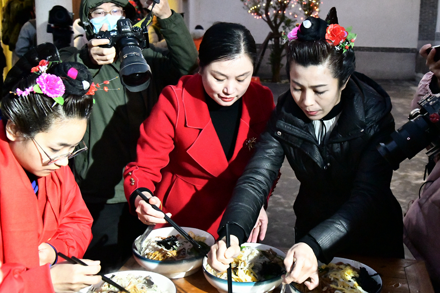 两岸同胞共煮平安面。湄洲妈祖祖庙供图