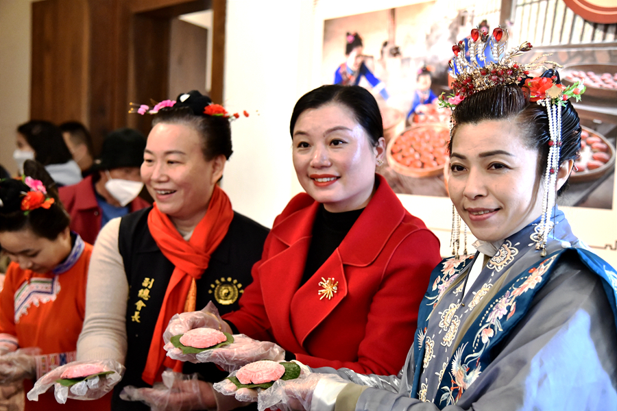 两岸同胞共同制作红团。湄洲妈祖祖庙供图