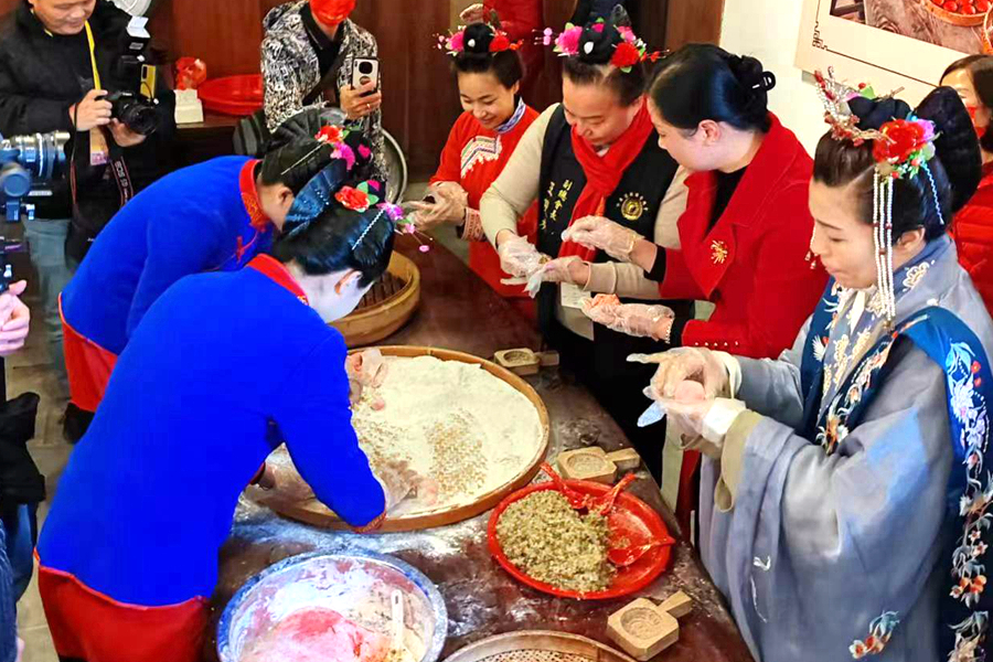 两岸同胞共同制作红团。湄洲妈祖祖庙供图