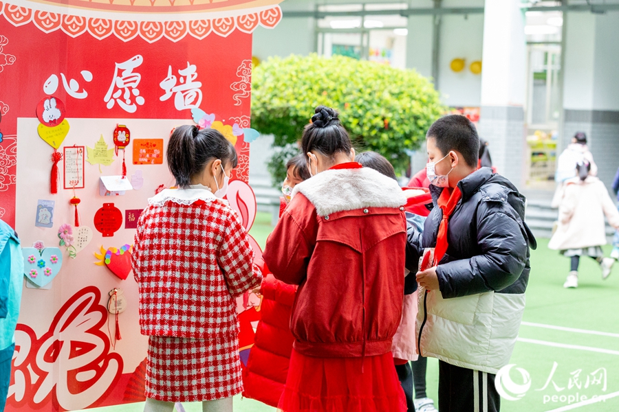 福州市鼓楼第一中心小学的孩子们在心愿墙上写下新年愿望。人民网 钱嘉禾摄