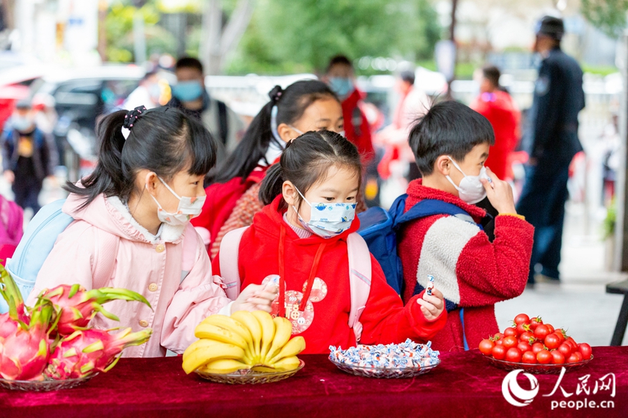 福州市鼓楼第一中心小学为孩子们准备了开学水果。康磊摄