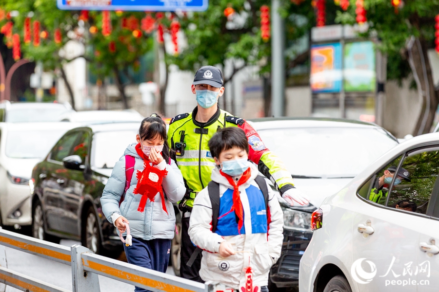 福州市鼓楼第一中心小学校门口，交警为“神兽”们保驾护航。康磊摄