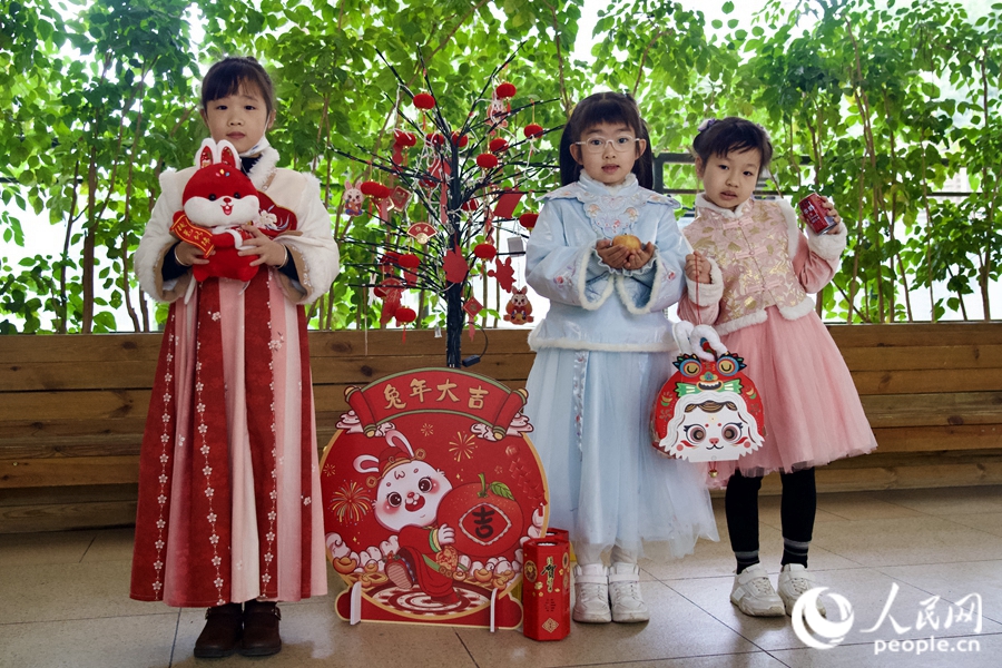 福州市中山小学的同学们身着年服进校园，开学第一天年味满满。黄梓淇摄
