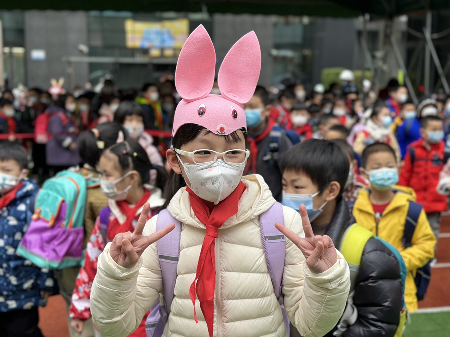 福州市中山小学的同学们带着自己手工制作的兔子头饰来学校报到。福州市中山小学供图