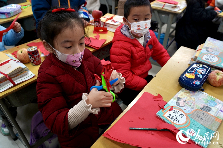开学第一天，老师组织班级同学剪窗花，带同学们接触非遗文化。黄梓淇摄