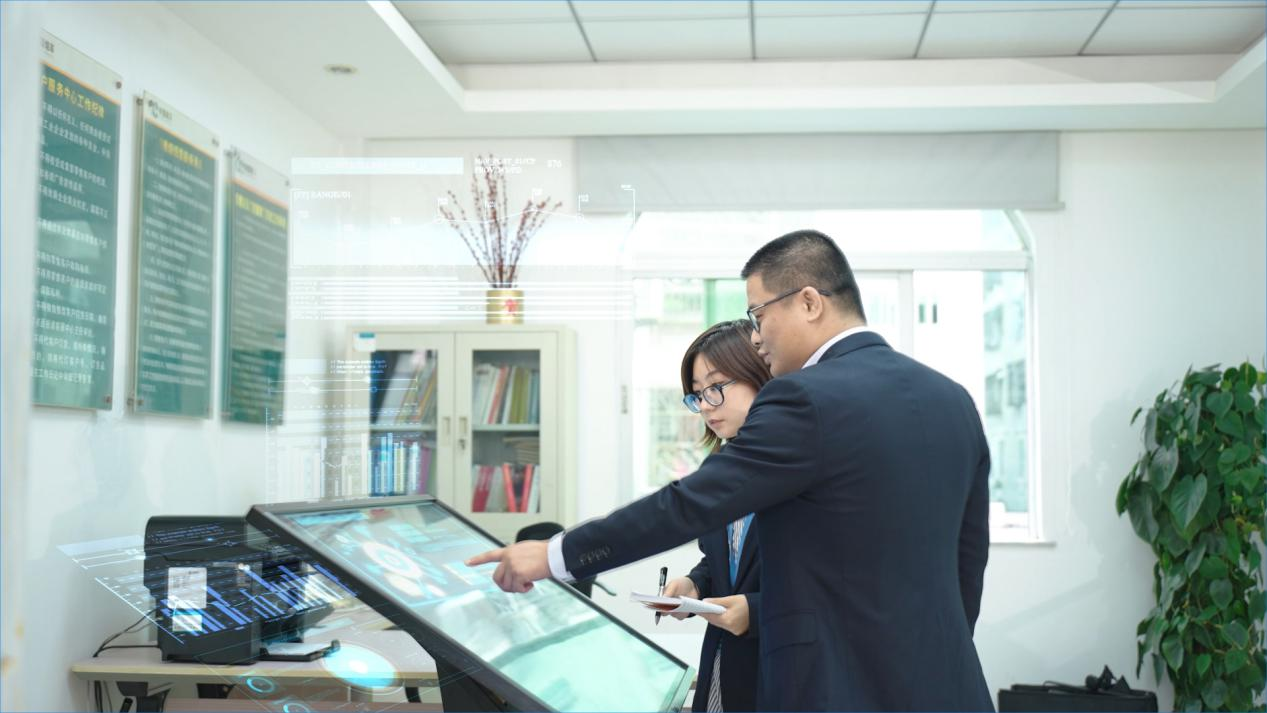 员工使用数字大屏对个人工作情况进行数据分析。福州市烟草专卖局供图