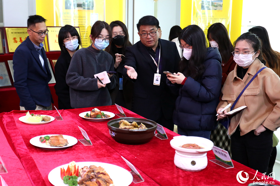 展示的预制菜样品多种多样。人民网 陈博摄